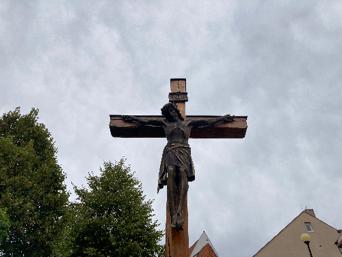 Kríž pri rímskokatolíckej fare